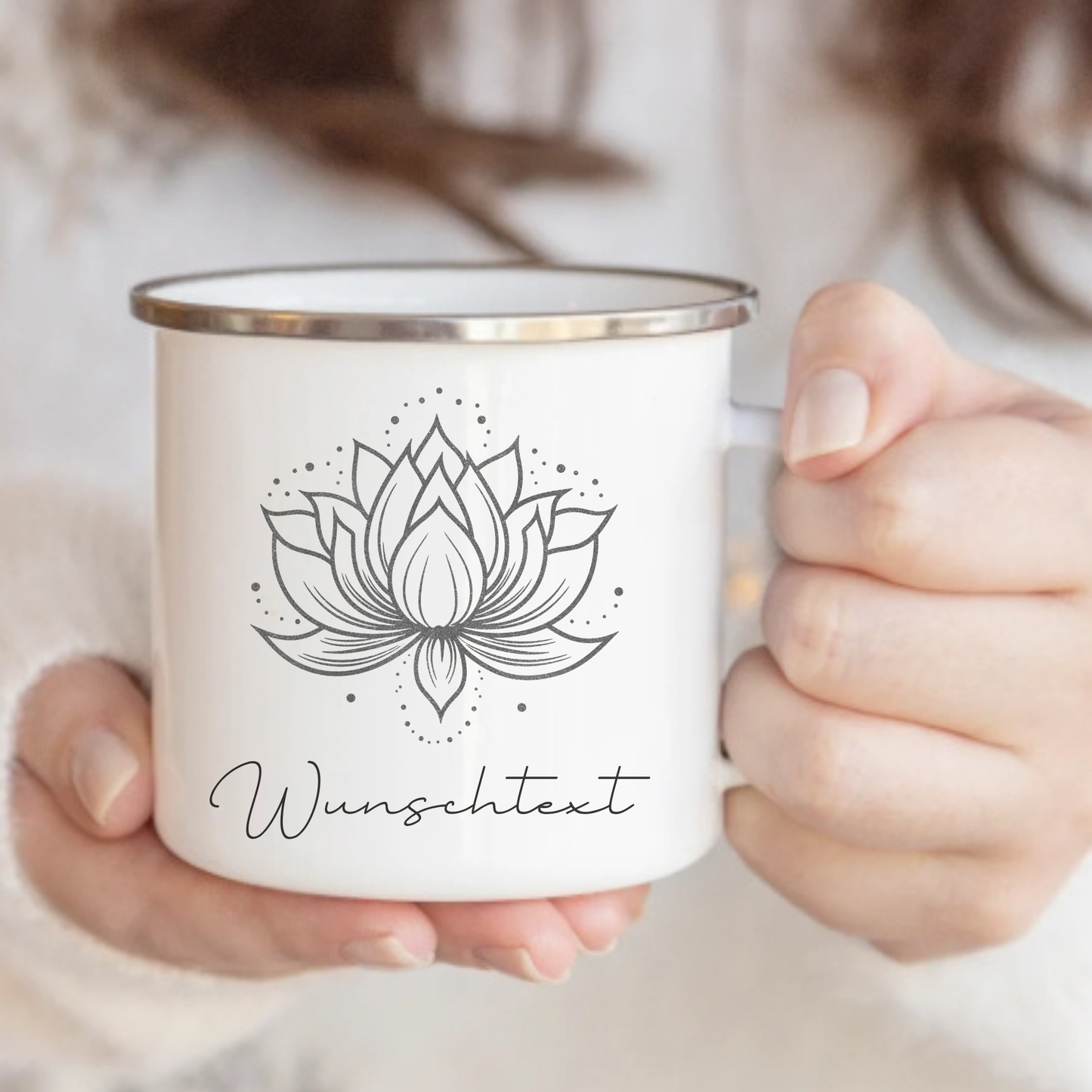 Personalisierte Emaille-Tasse mit Lotusblume – handgefertigt in Deutschland