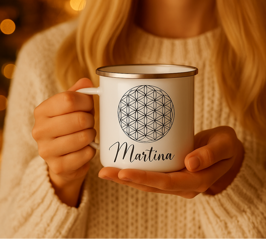 Personalisierte Emaille-Tasse mit Blume des Lebens – handgefertigt in Deutschland