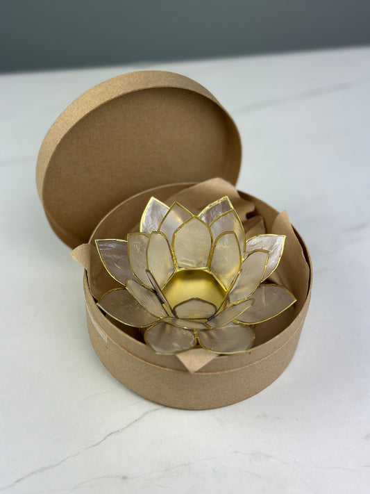 Weiße Lotusblume für Deine Teelichter: Ein Symbol der Reinheit und Erleuchtung