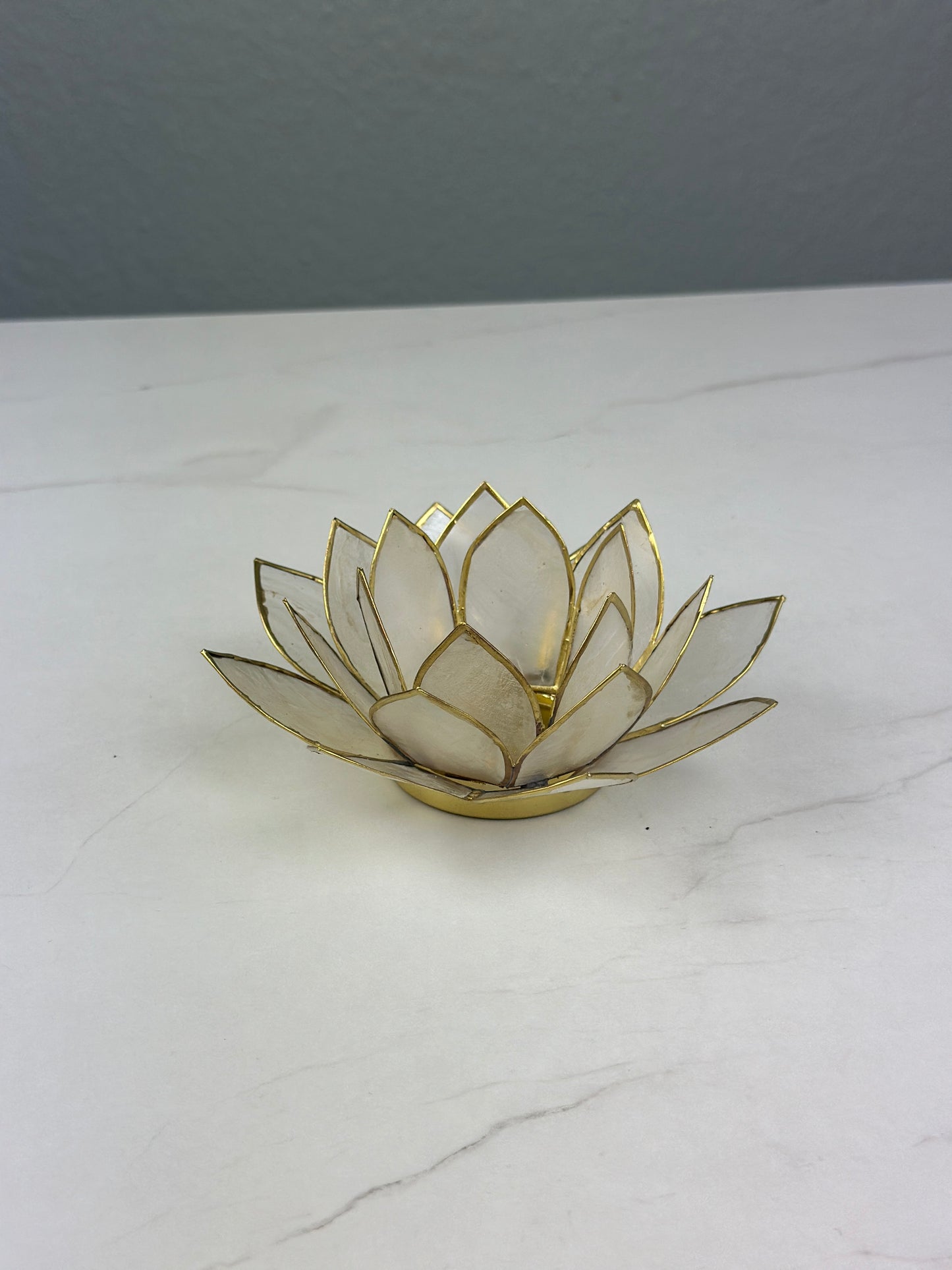 Weiße Lotusblume für Deine Teelichter: Ein Symbol der Reinheit und Erleuchtung