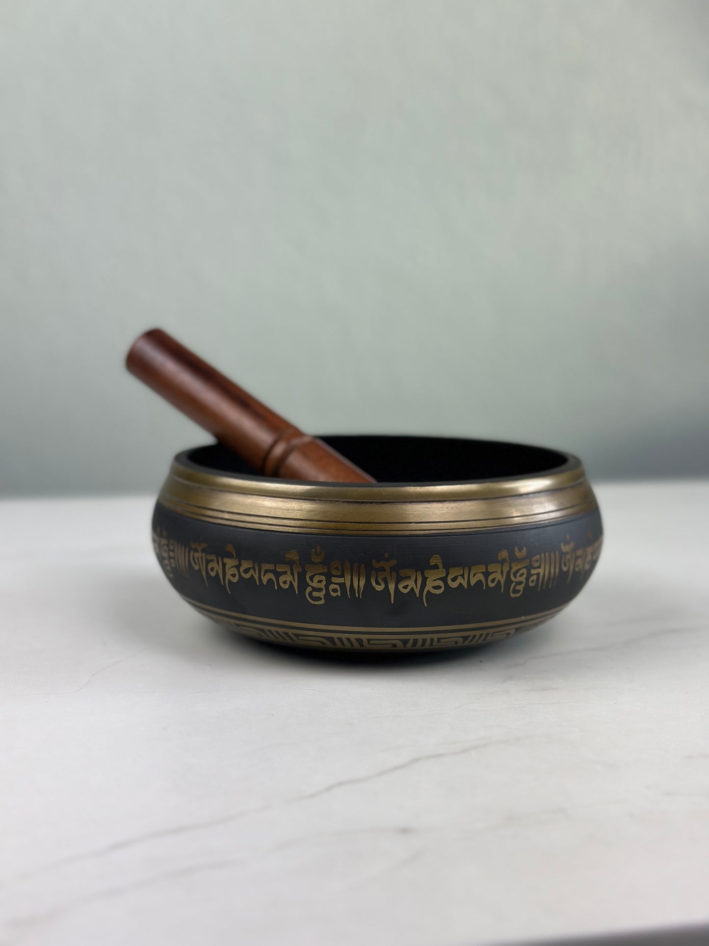 Klangschale mit Shakyamuni Buddha Relief mit dem Mantra Om Mani Padme Hum