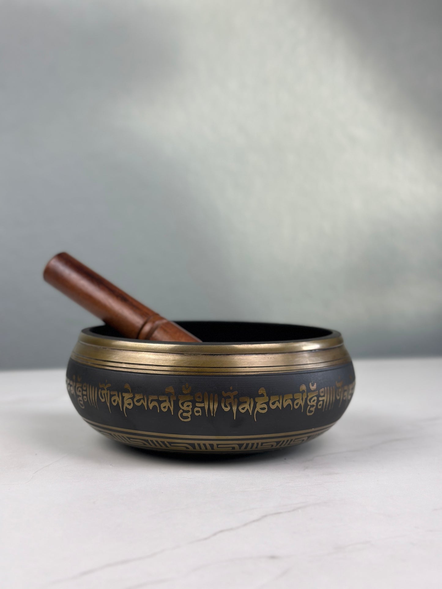 Klangschale mit Shakyamuni Buddha Relief mit dem Mantra Om Mani Padme Hum