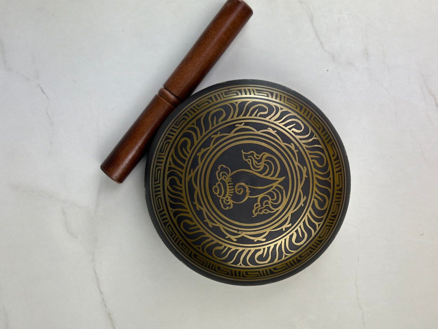 Klangschale mit Shakyamuni Buddha Relief mit dem Mantra Om Mani Padme Hum