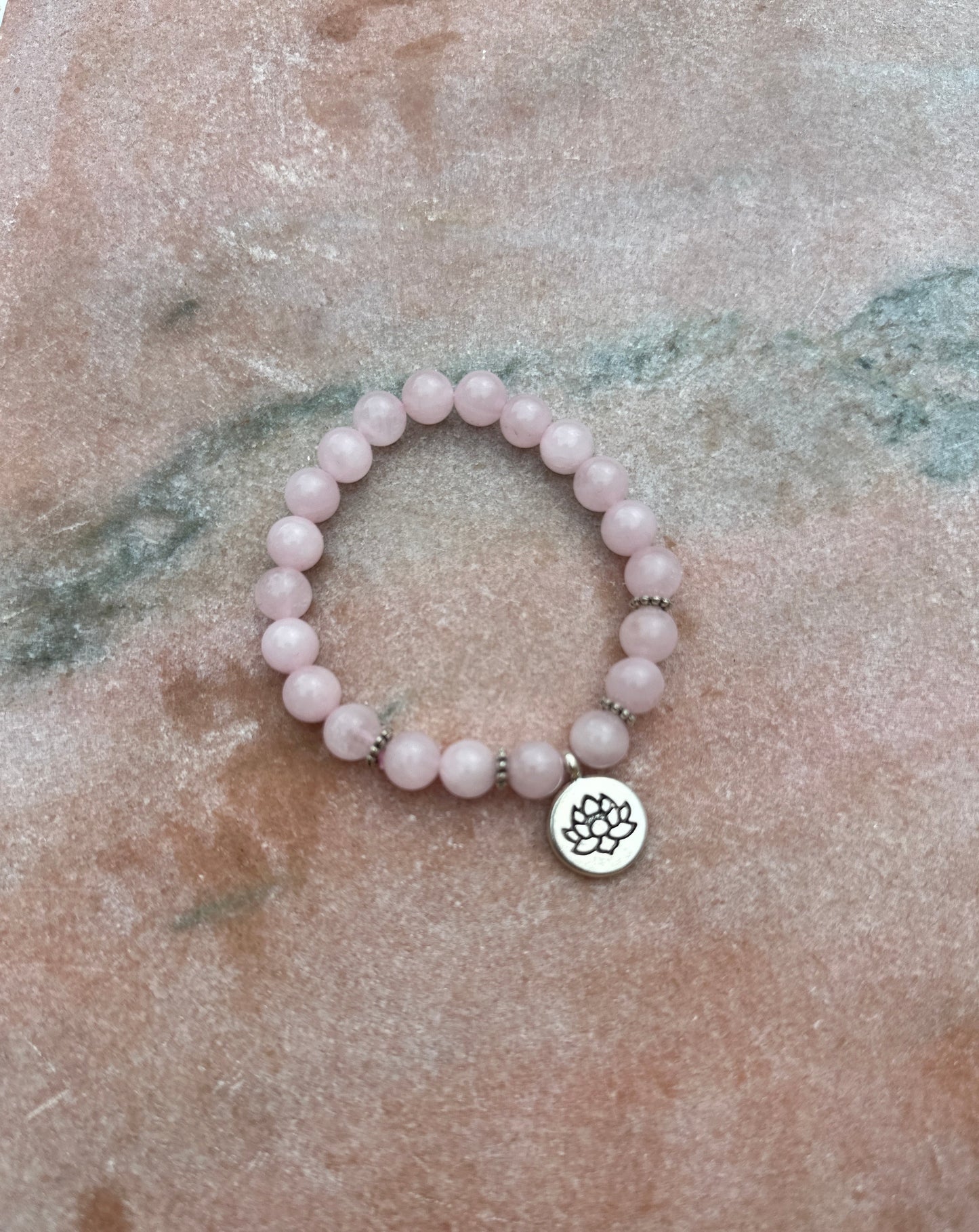 Rosenquarz-Armband für Herz-Chakra-Balance mit Lotus-Anhänger