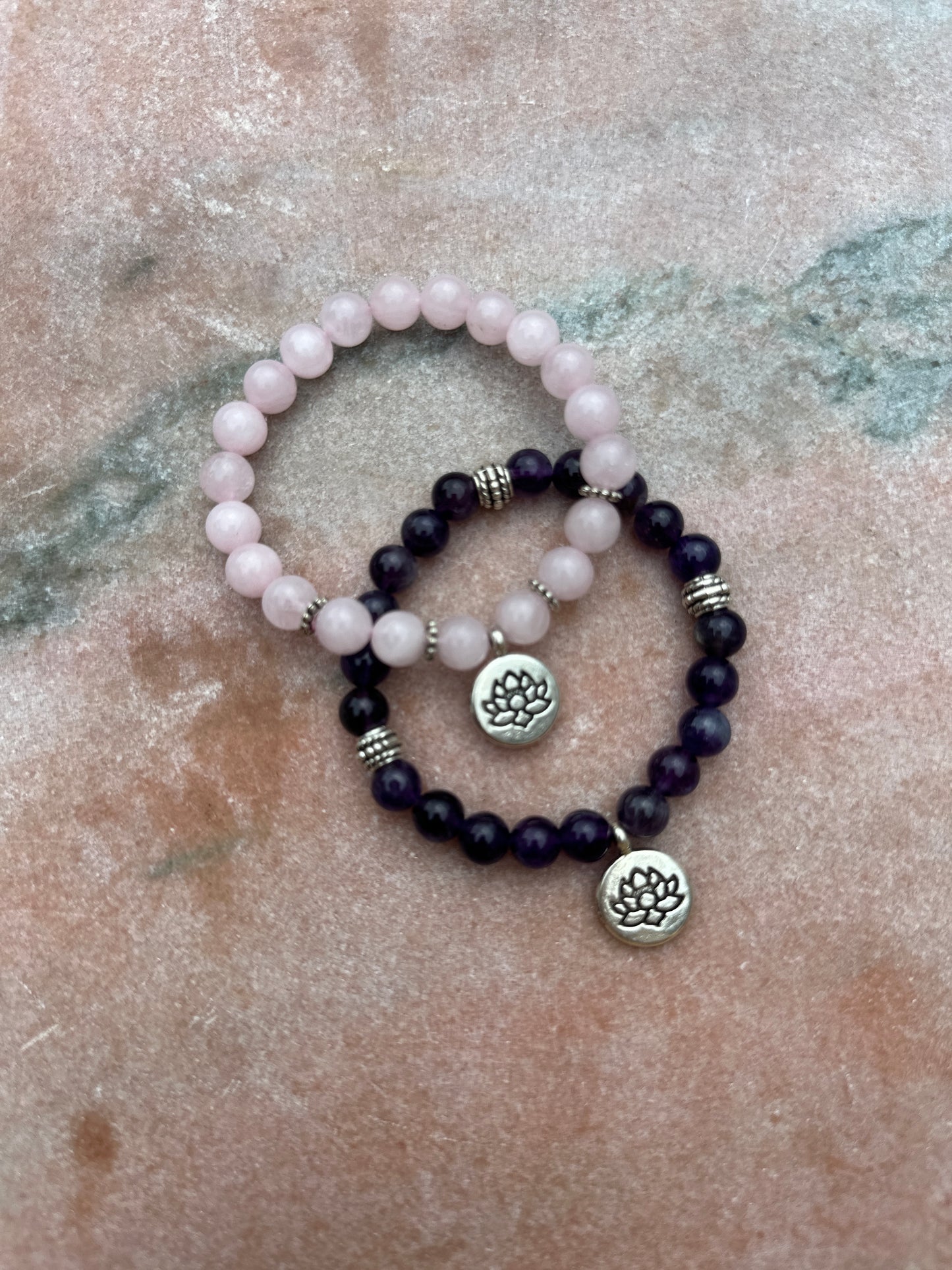 Armband aus Rosenquarz mit Lotus-Anhänger: Selbstliebe und innere Ruhe