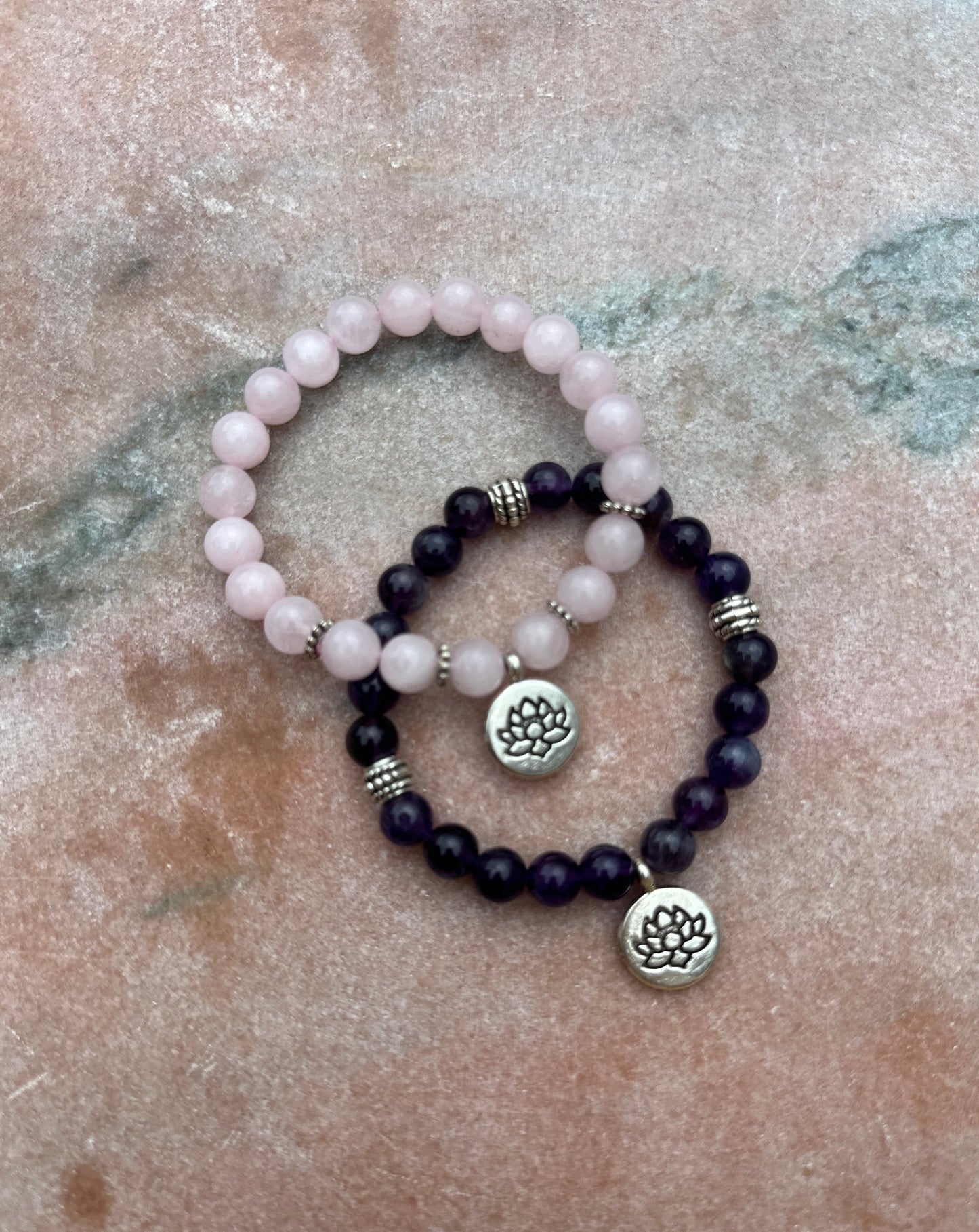 Armband aus Rosenquarz mit Om: Liebe und Mitgefühl
