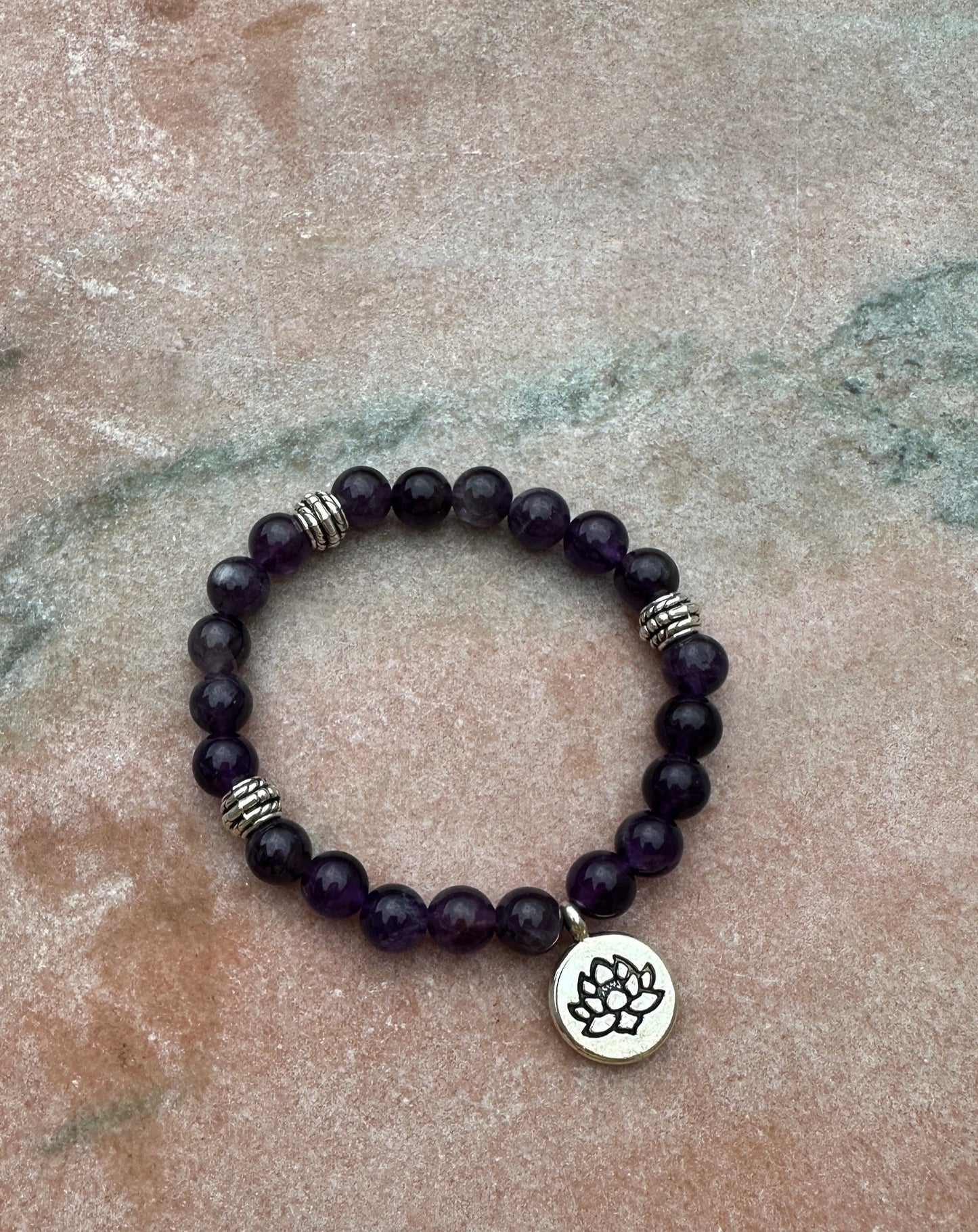Armband Amethyst Perlen mit Lotus: Klarheit
