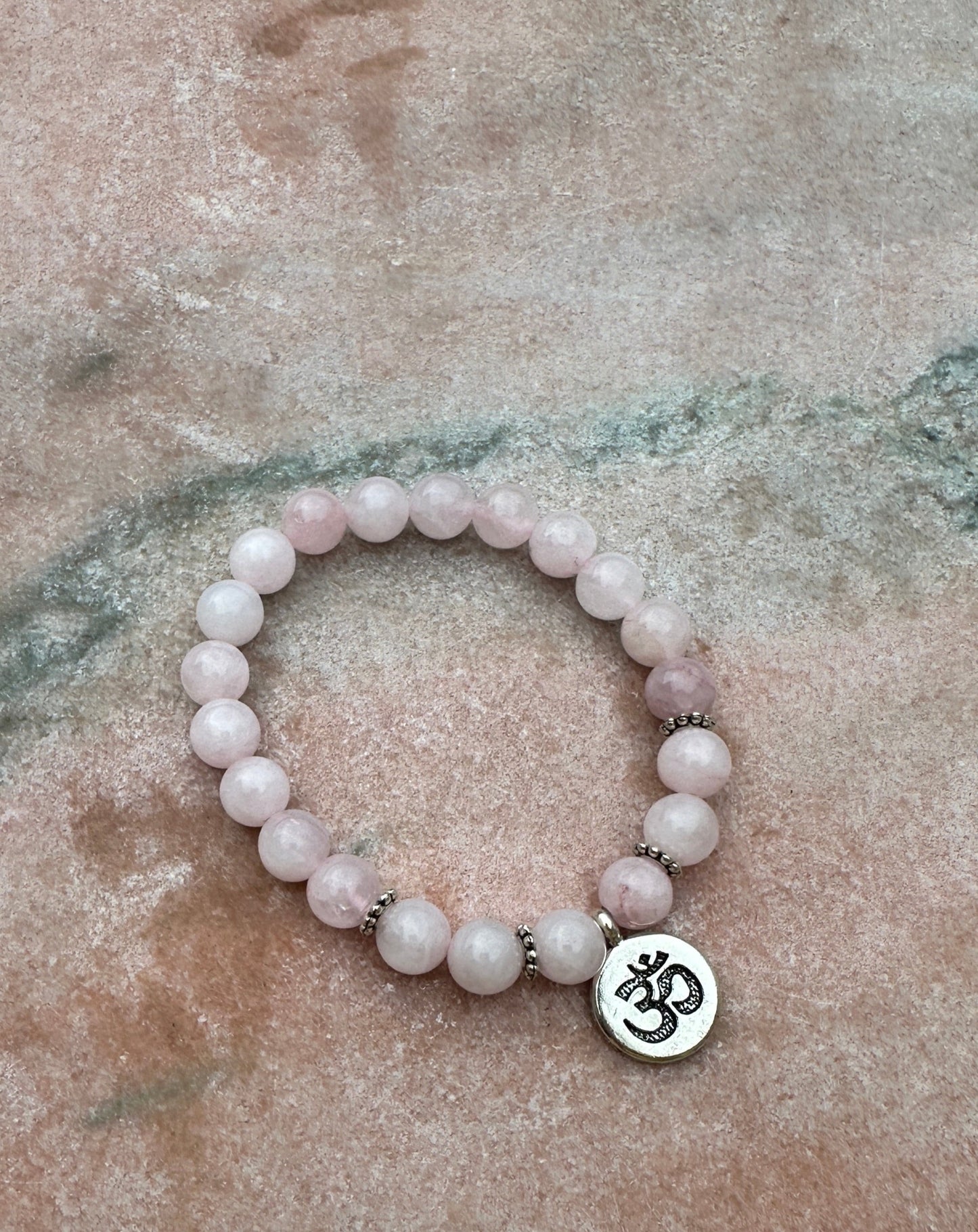 Armband aus Rosenquarz mit Om: Liebe und Mitgefühl