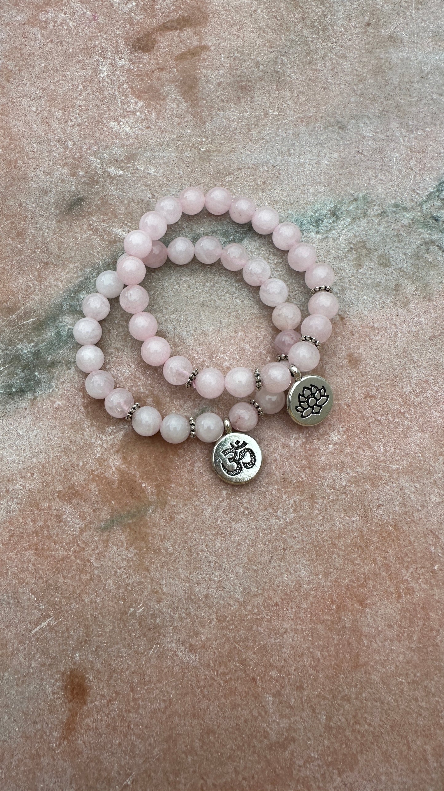Armband aus Rosenquarz mit Lotus-Anhänger: Selbstliebe und innere Ruhe