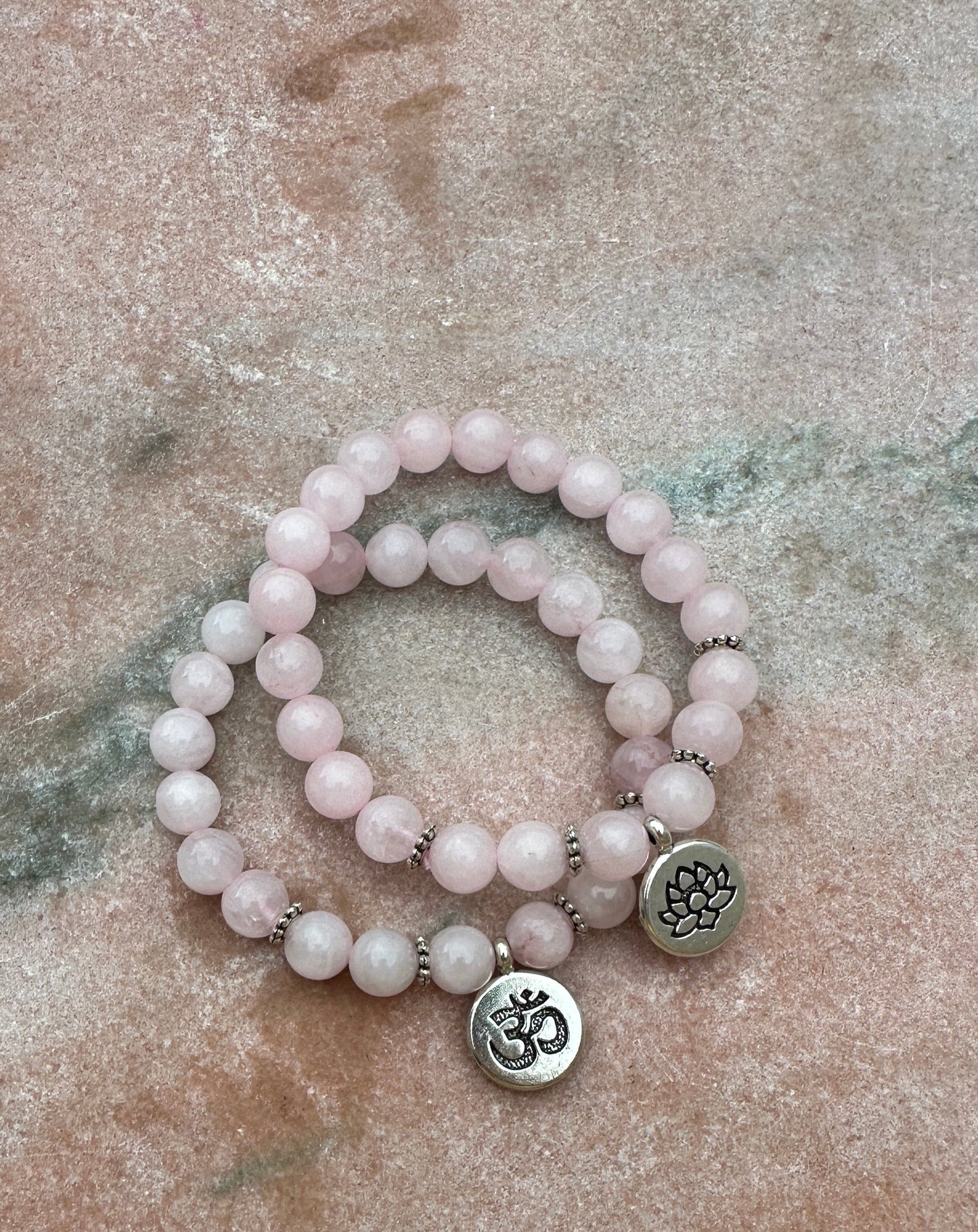 Armband aus Rosenquarz mit Om: Liebe und Mitgefühl