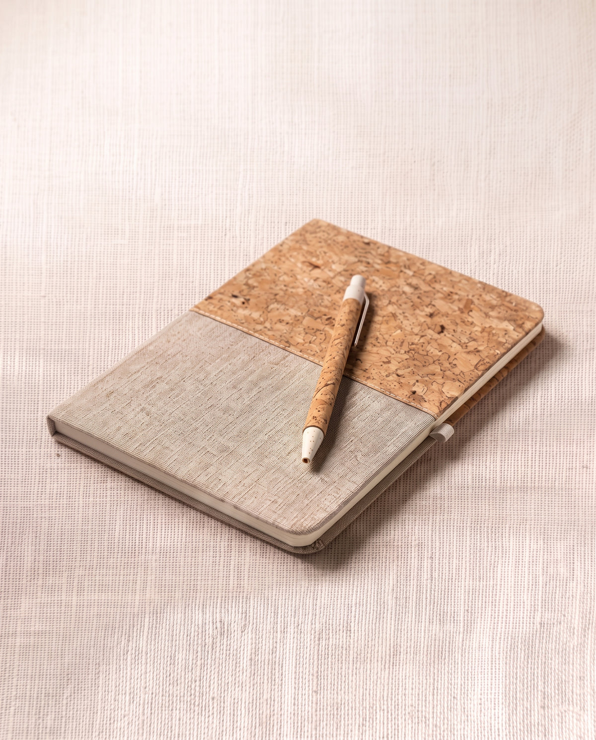 Journal DIN A5 mit Einband aus Kork und Baumwolle und Stift aus Kork
