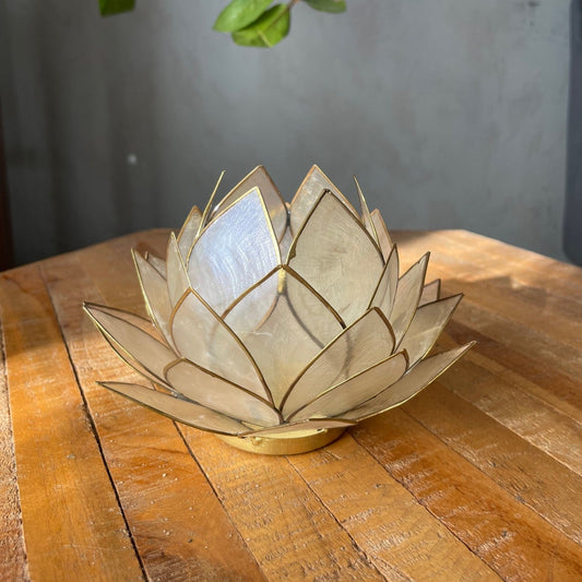 Lotus Teelichthalter Weiß: Ruhe & Licht