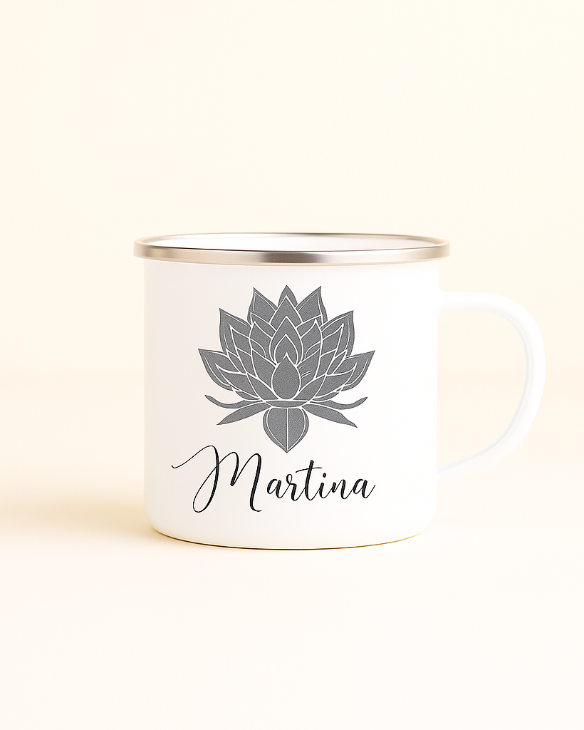Personalisierte Emaille-Tasse mit Lotusblume – handgefertigt in Deutschland