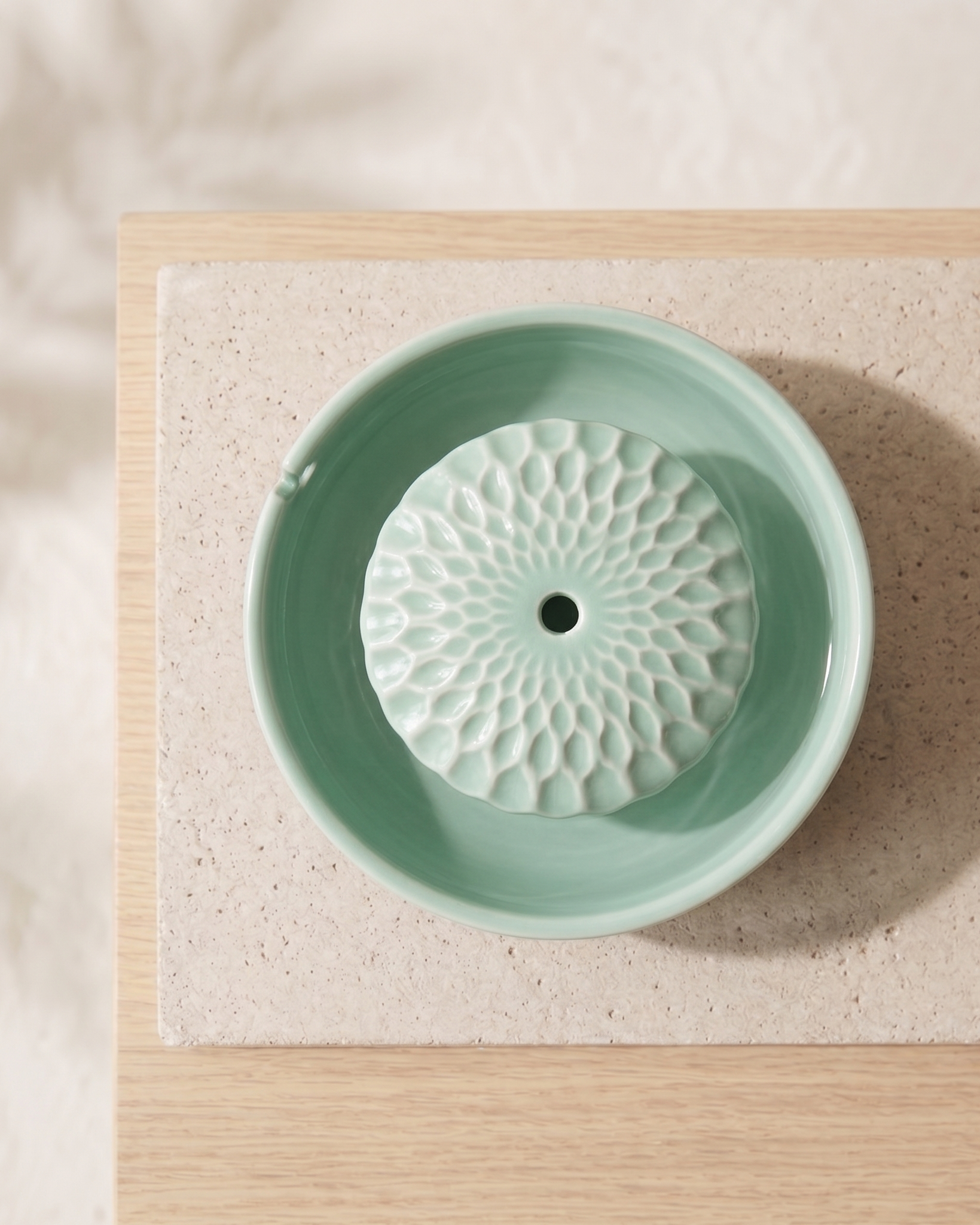 Handgefertigter Feng Shui Keramikbrunnen Blume Mint | Berlin Design