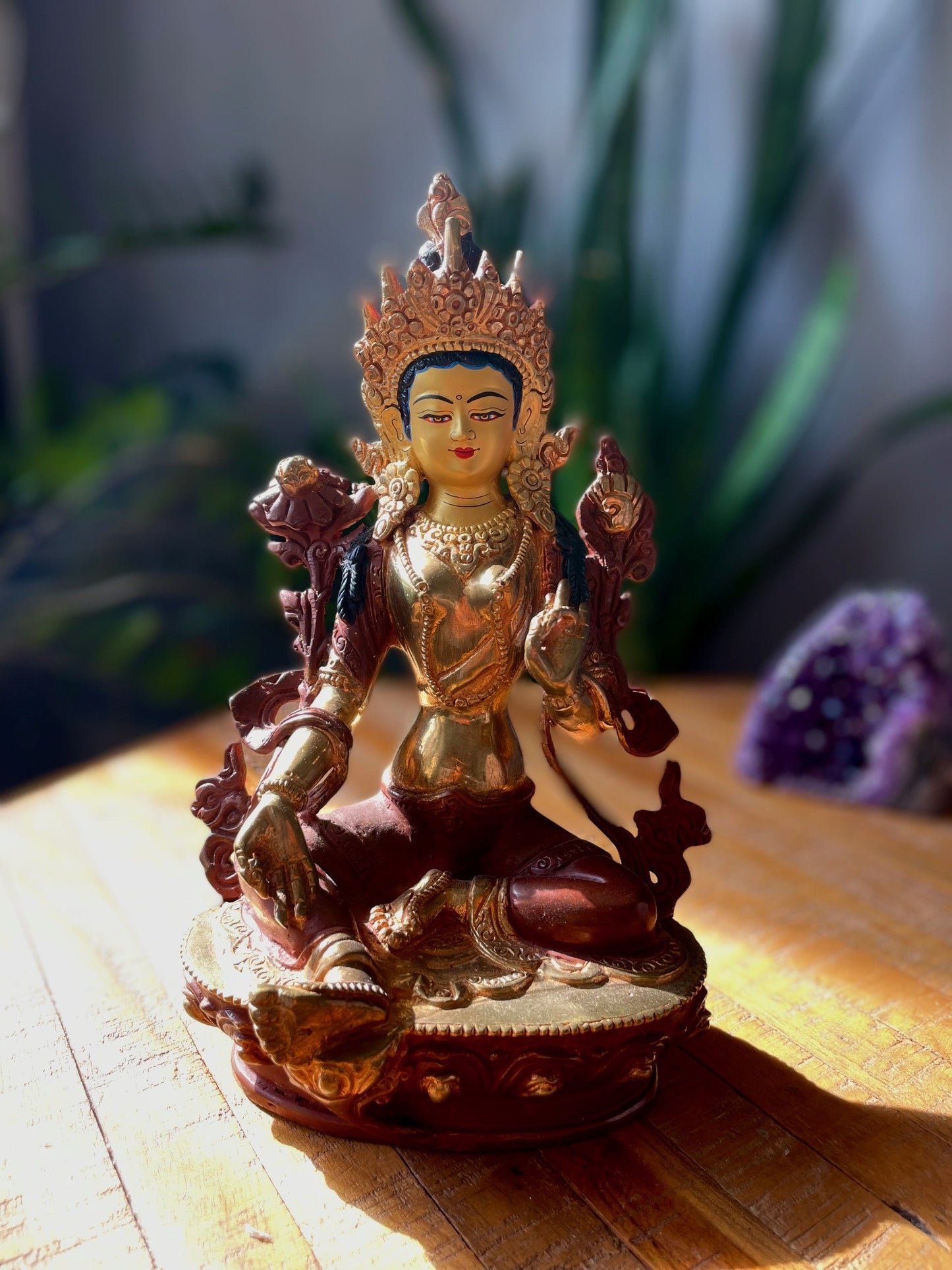 Weiße Tara: Eine Handgefertigte Statue aus Nepal