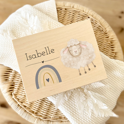 Personalisierte Holzkiste mit Namen und Sternzeichen