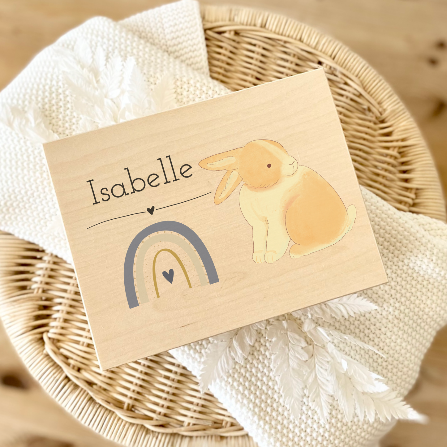 Personalisierte Holzkiste mit Namen und Sternzeichen