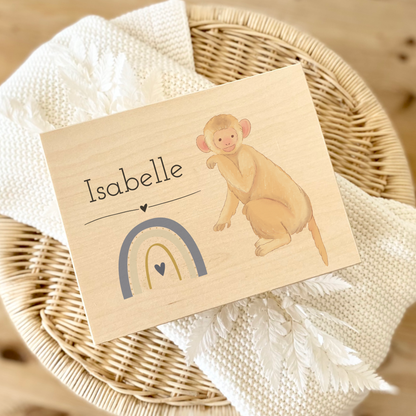 Personalisierte Holzkiste mit Namen und Sternzeichen