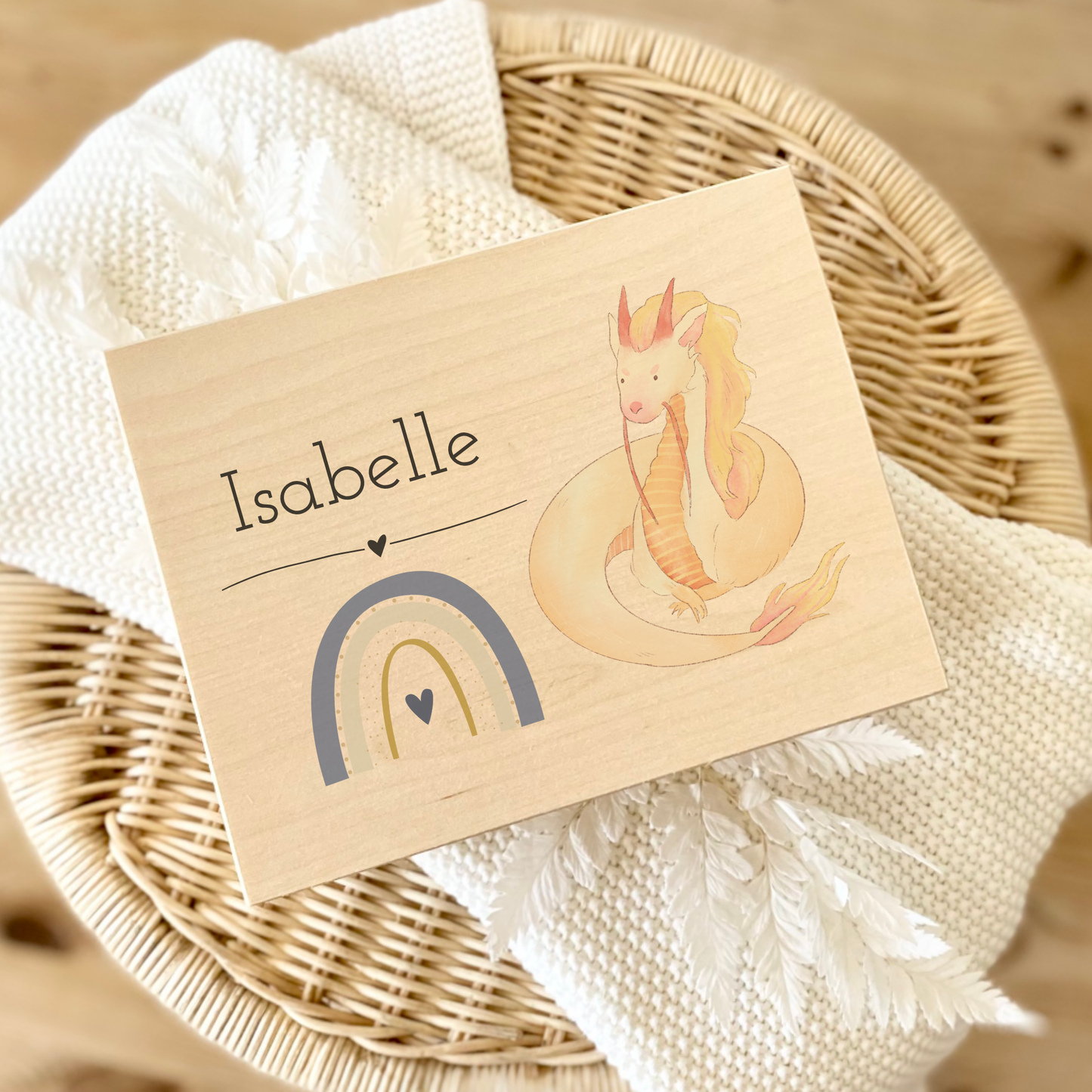 Personalisierte Holzkiste mit Namen und Sternzeichen