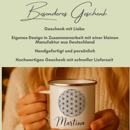 Personalisierte Emaille-Tasse mit Blume des Lebens – handgefertigt in Deutschland