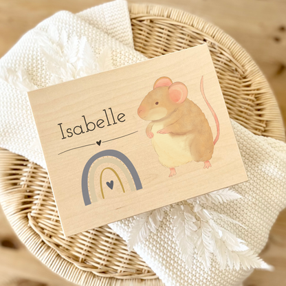 Personalisierte Holzkiste mit Namen und Sternzeichen