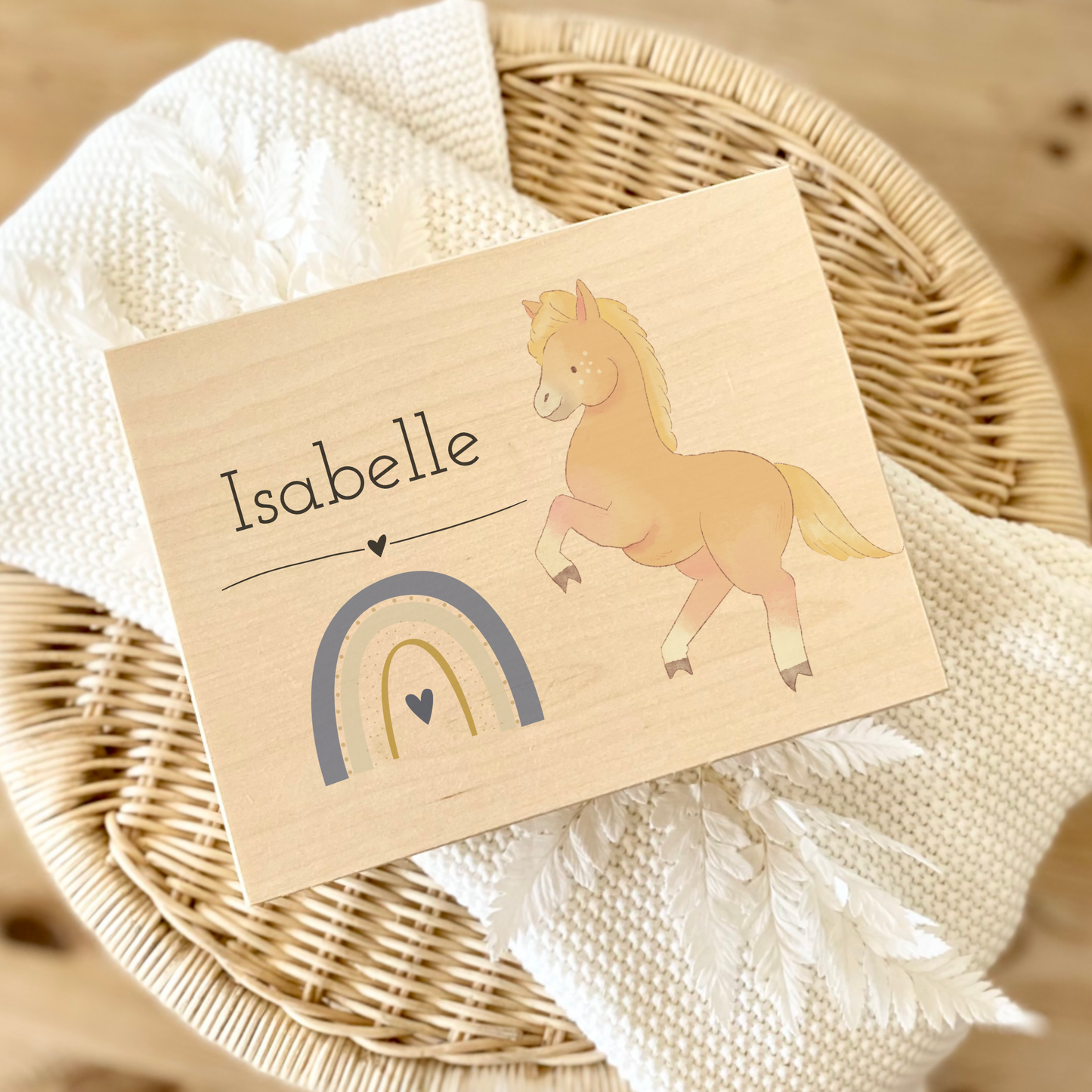 Personalisierte Holzkiste mit Namen und Sternzeichen