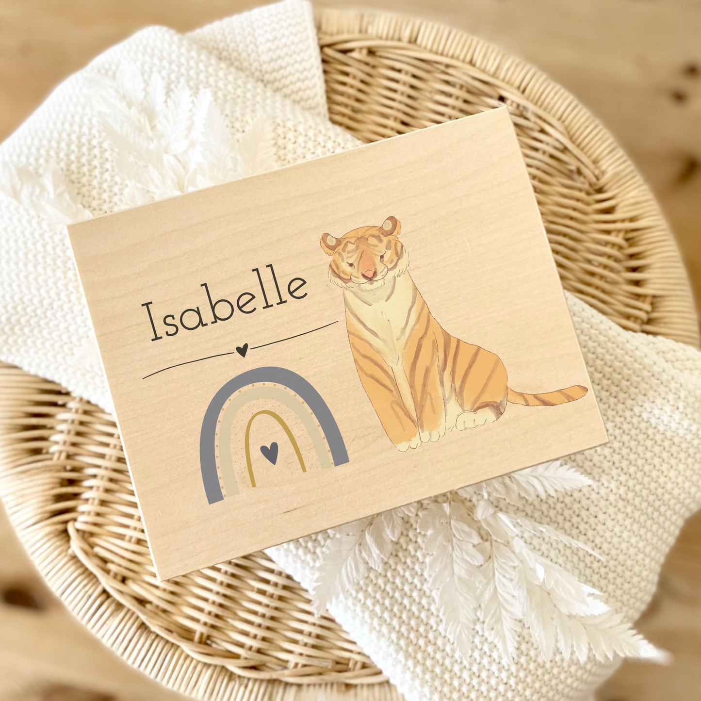 Personalisierte Holzkiste mit Namen und Sternzeichen