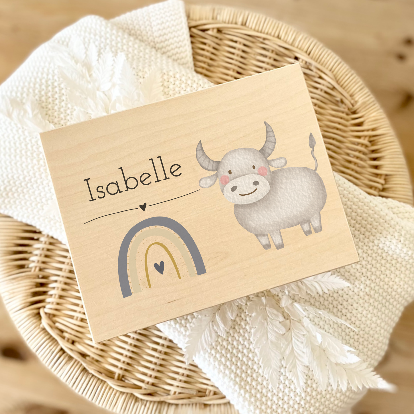 Personalisierte Holzkiste mit Namen und Sternzeichen