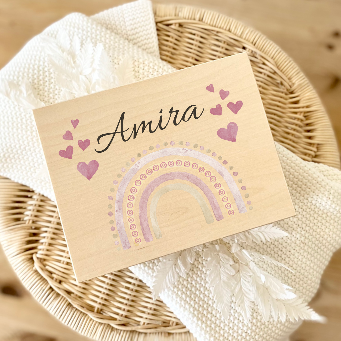 Personalisierte Holzkiste mit Regenbogen – liebevolles Geschenk für Kinder