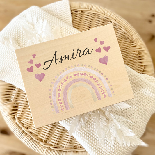 Personalisierte Holzkiste mit Regenbogen – liebevolles Geschenk für Kinder