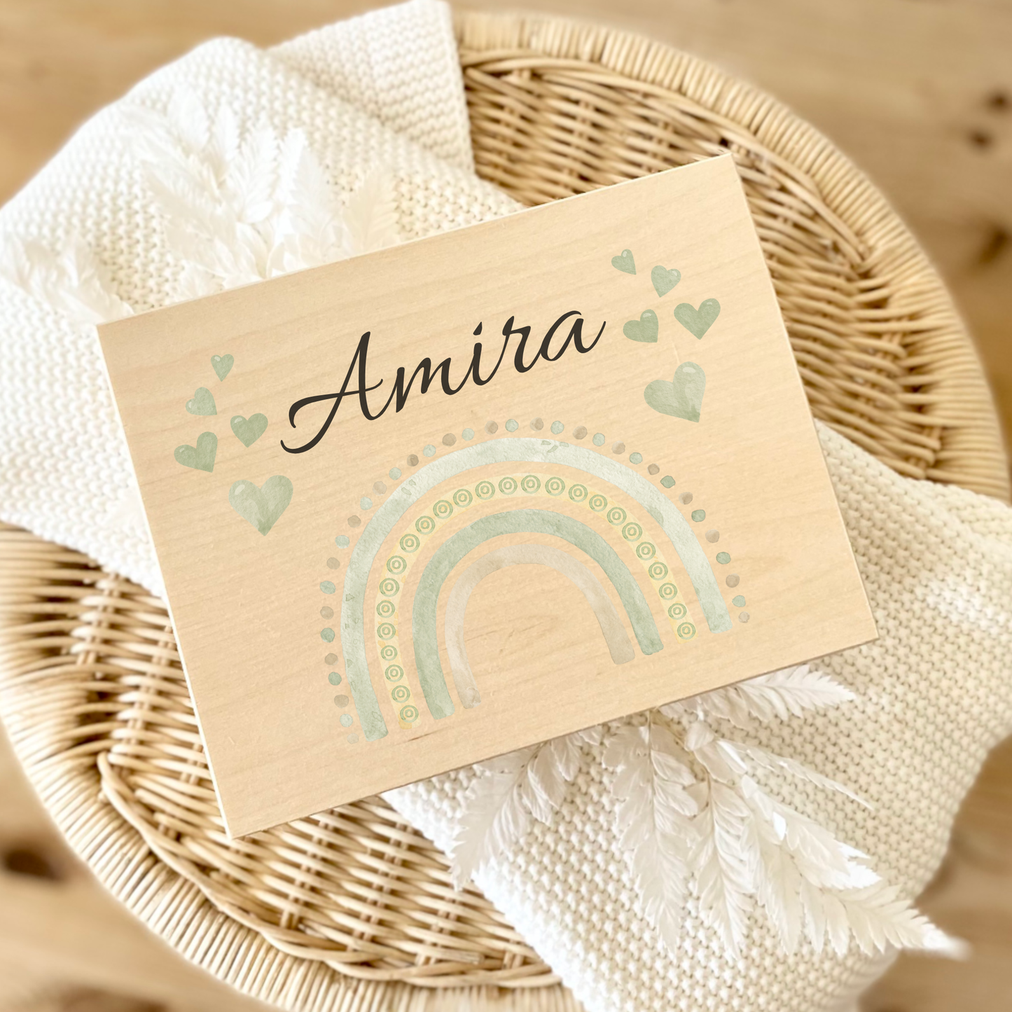 Personalisierte Holzkiste mit Regenbogen – liebevolles Geschenk für Kinder