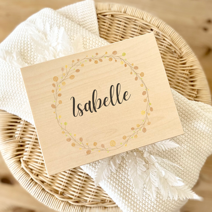 Personalisierte Holzkiste mit Kranz & Name – Erinnerungskiste Geschenk