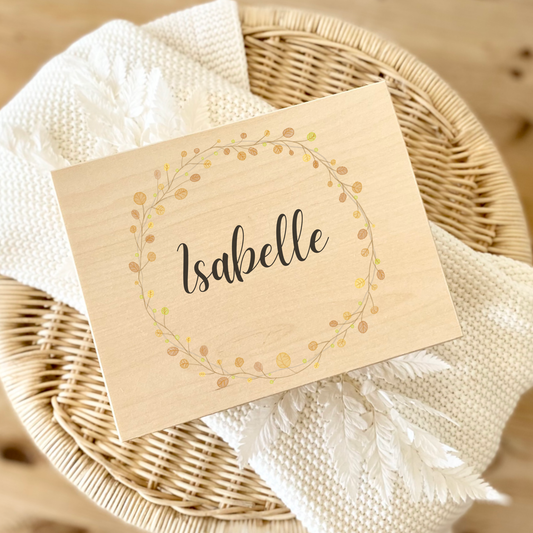 Personalisierte Holzkiste mit Kranz & Name – Erinnerungskiste Geschenk