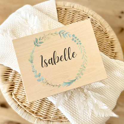 Personalisierte Holzkiste mit Kranz & Name – Erinnerungskiste Geschenk