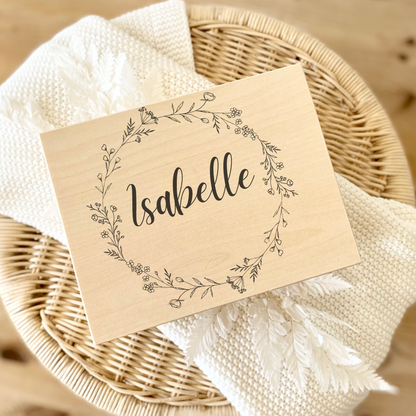 Personalisierte Holzkiste mit Kranz & Name – Erinnerungskiste Geschenk