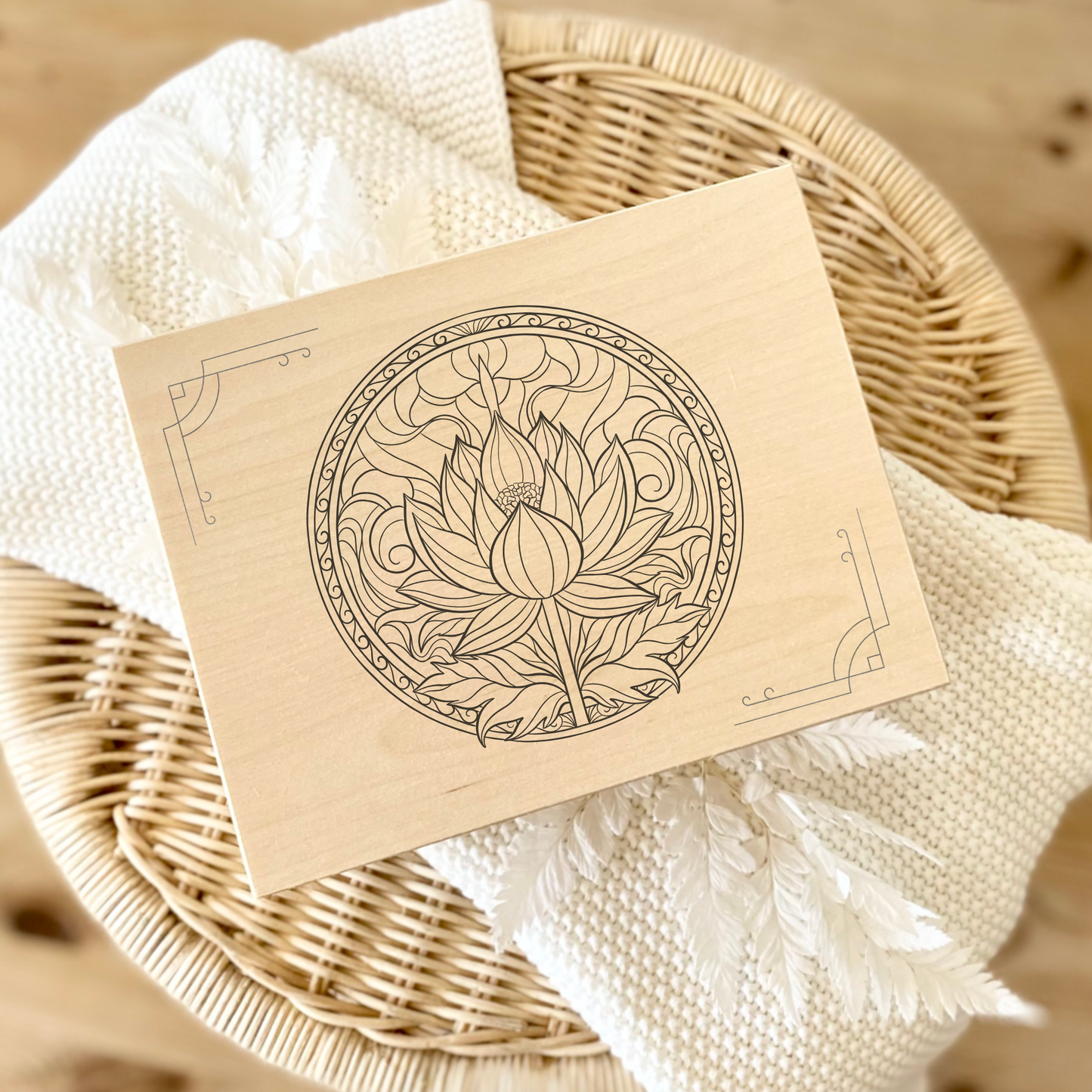 Holzkiste mit Lotusdruck – Symbol für Reinheit, Wachstum und innere Stärke