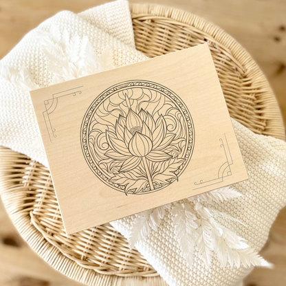 Holzkiste mit Lotusdruck – Symbol für Reinheit, Wachstum und innere Stärke