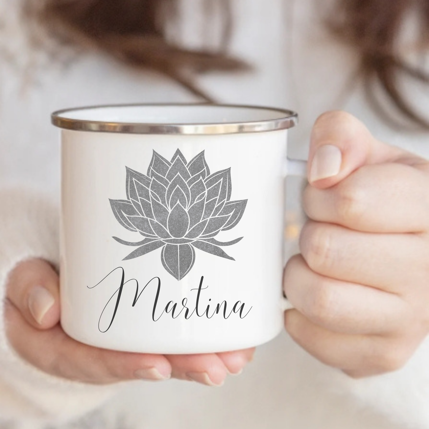 Personalisierte Emaille-Tasse mit Lotusblume – handgefertigt in Deutschland