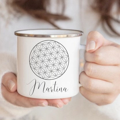 Personalisierte Emaille-Tasse mit Blume des Lebens – handgefertigt in Deutschland