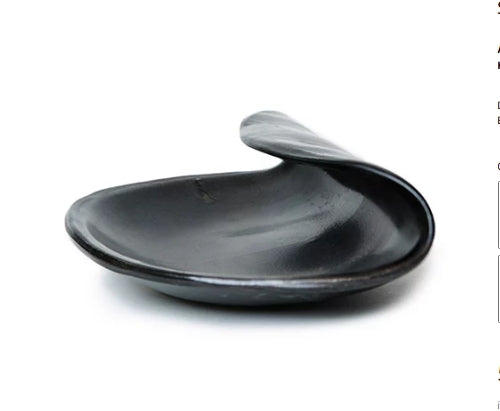 Handgefertigte Keramikschale einseitig gerollt