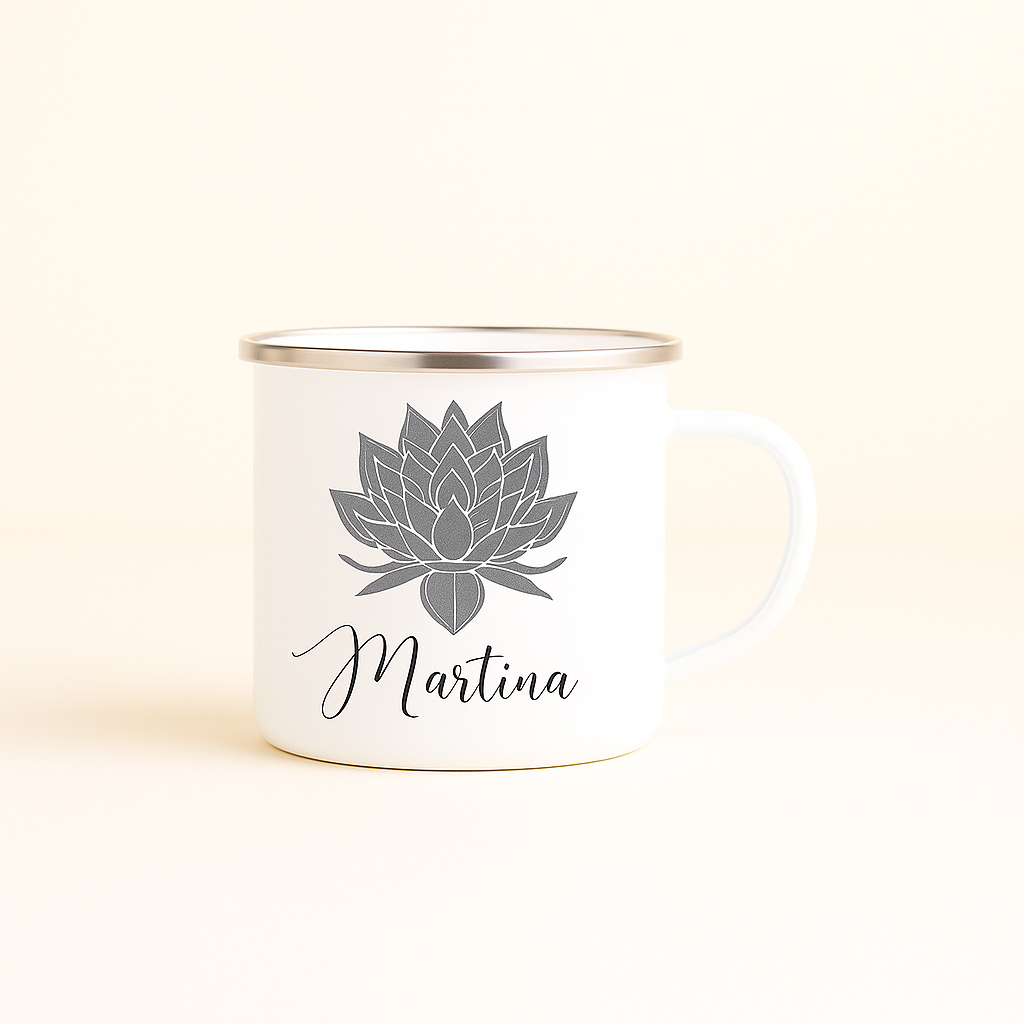 Personalisierte Emaille-Tasse mit Lotusblume – handgefertigt in Deutschland
