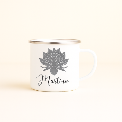 Personalisierte Emaille-Tasse mit Lotusblume – handgefertigt in Deutschland