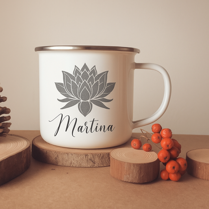 Personalisierte Emaille-Tasse mit Lotusblume – handgefertigt in Deutschland