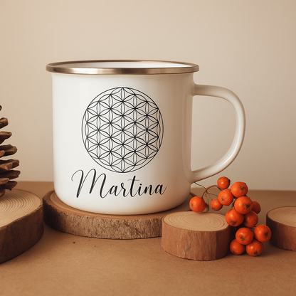 Personalisierte Emaille-Tasse mit Blume des Lebens – handgefertigt in Deutschland