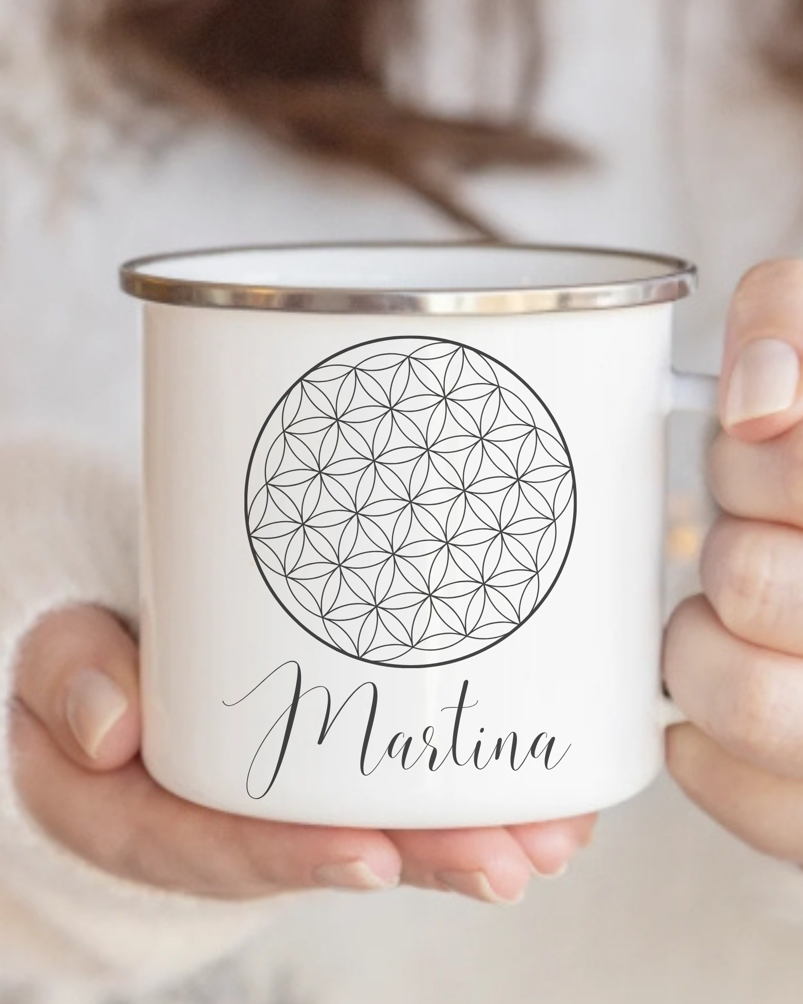 Personalisierte Emaille-Tasse mit Blume des Lebens – handgefertigt in Deutschland