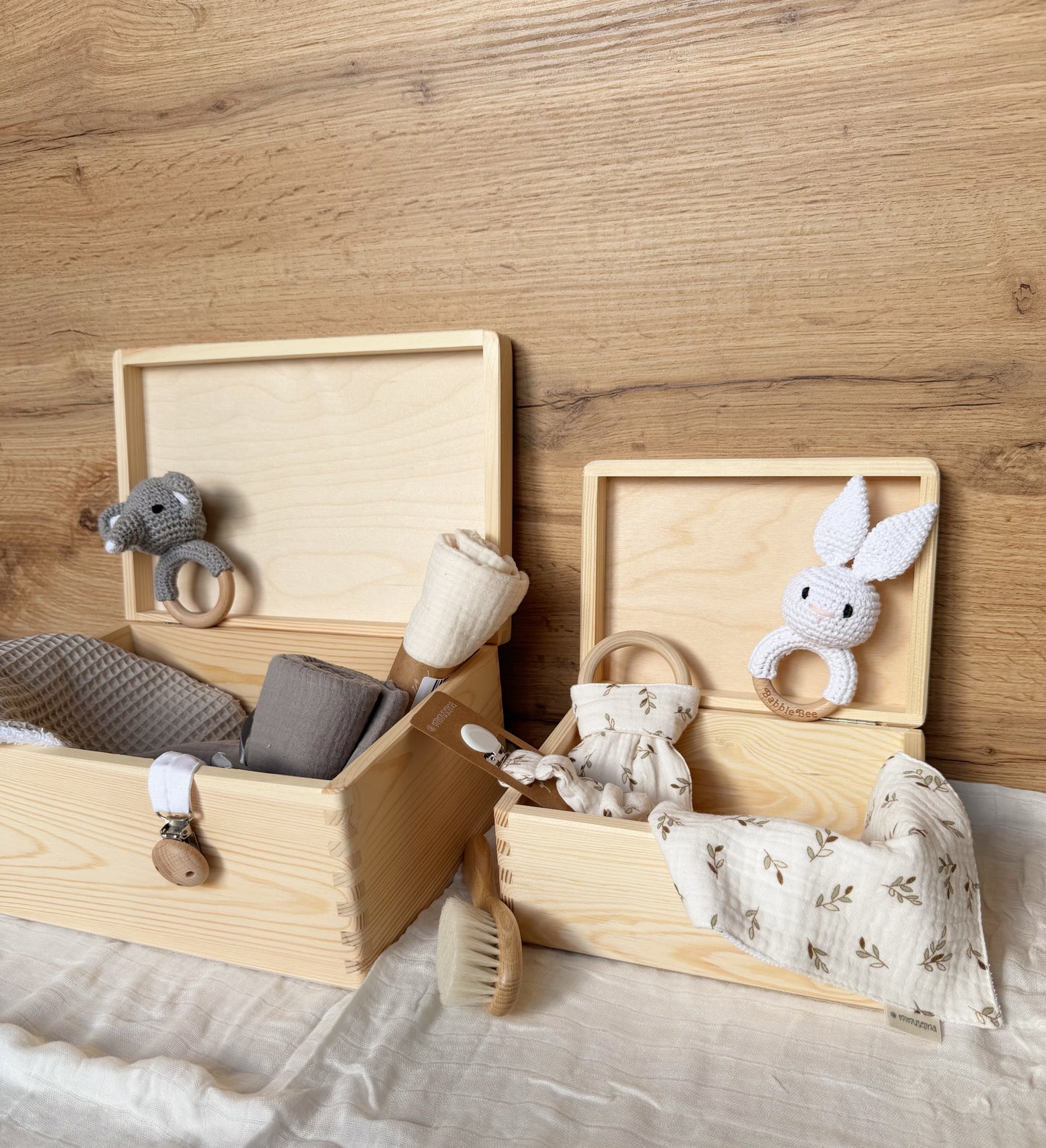 Personalisierte Holzkiste mit Namen und Sternzeichen