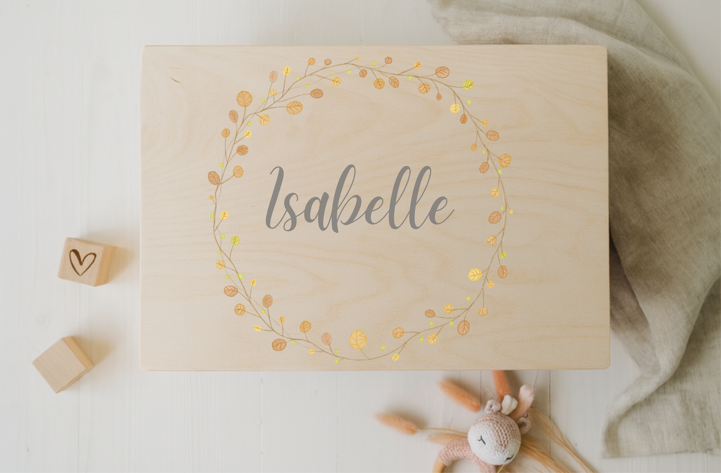 Personalisierte Holzkiste mit Kranz & Name – Erinnerungskiste Geschenk