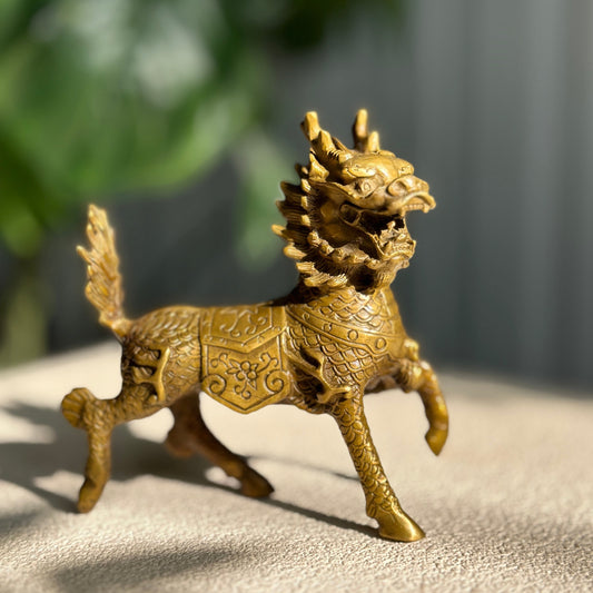 Handgefertigter Qilin in Gold: Symbol für positive Energien und Schutz