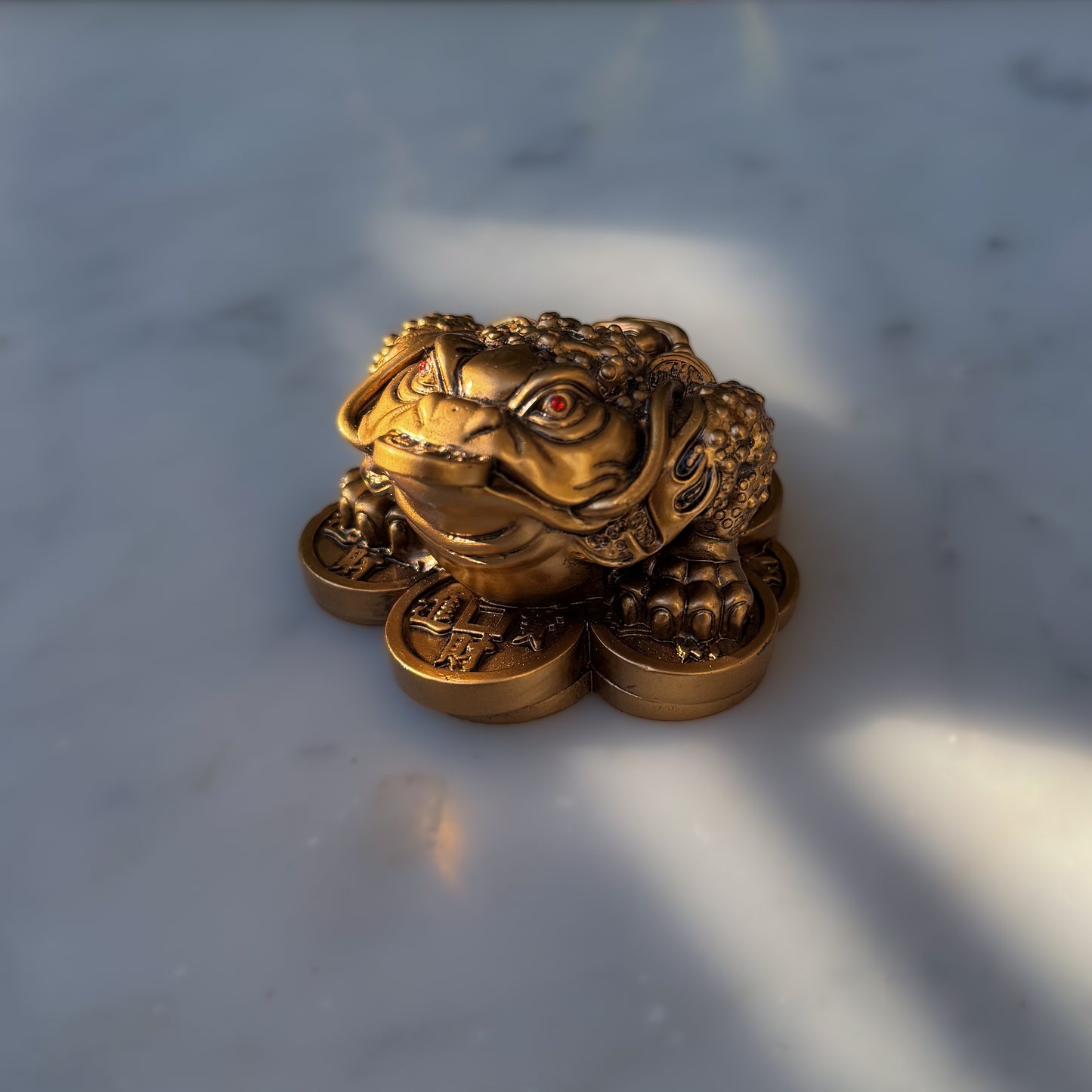 Goldiger Geldfrosch: Dein Feng Shui Glücksbringer für Zuhause