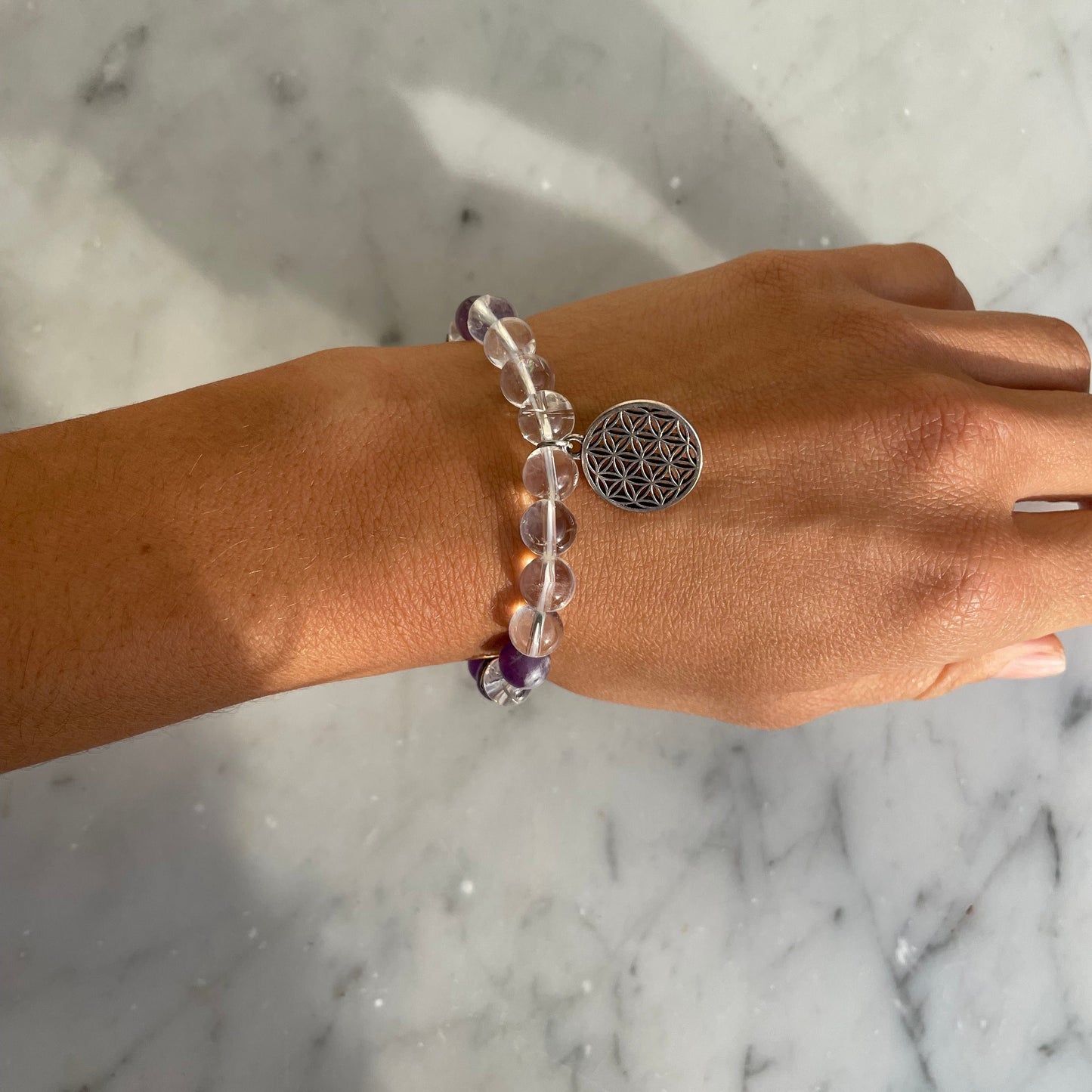 Armband mit Blume des Lebens, Bergkristall und Amethyst: Harmonie und Klarheit